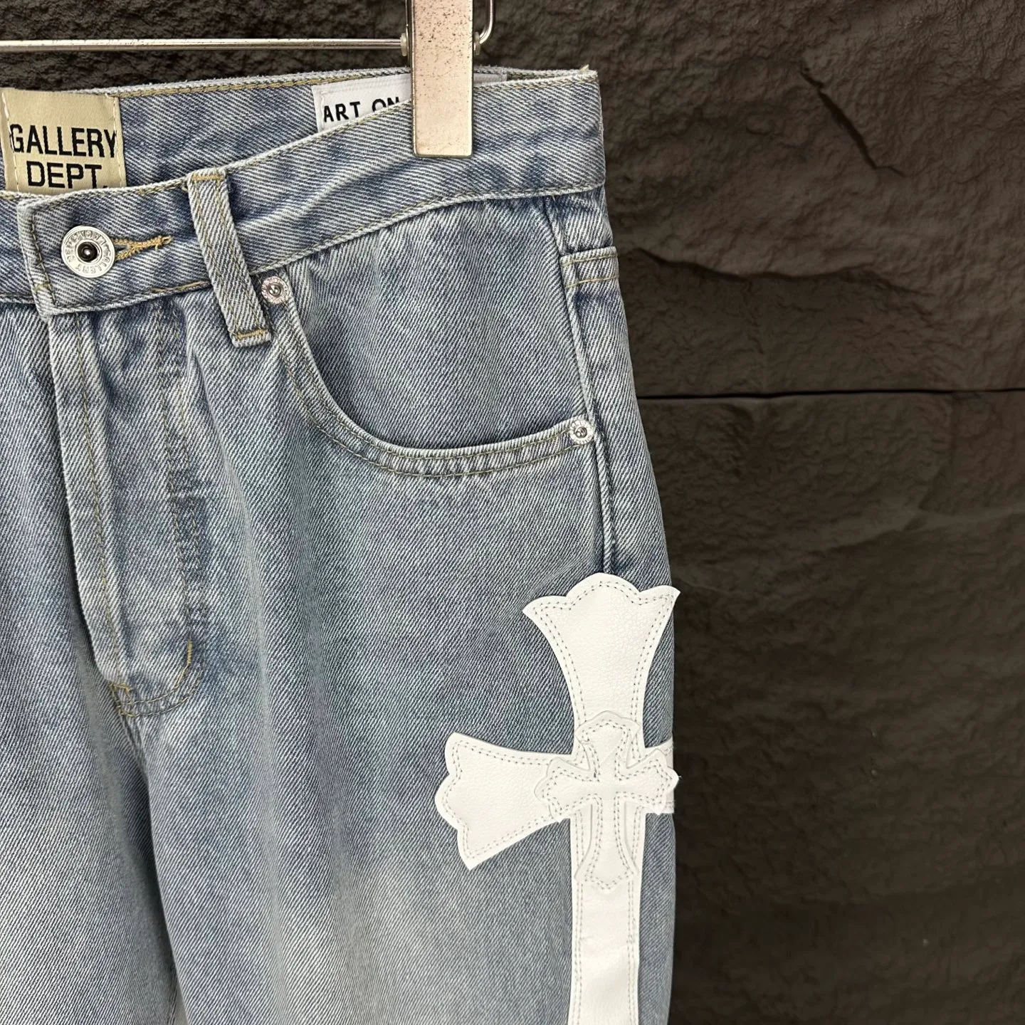 P290 GALLERY DEPT. Co-branded 2025 new multi-stitched cross patch leather couple style loose washed flared jeans 🔥High version🔥High version🔥 Top ceiling quality Styles with different washed textures are very friendly to people with thin legs and thick legs. The straight version is very flattering to the leg shape. Moderate length that never goes out of style, easy to match with casually, basic styling for various styles, a must-have in the wardrobe! The fabric is stiff but also makes the upper body soft without losing texture. The washing process is even more perfect. It is a must-have item for everyone! ! ! Washed wheat, hang tag, pants label, complete with three labels Color: light blue Size: 28, 30, 32, 34, 36 (five sizes)